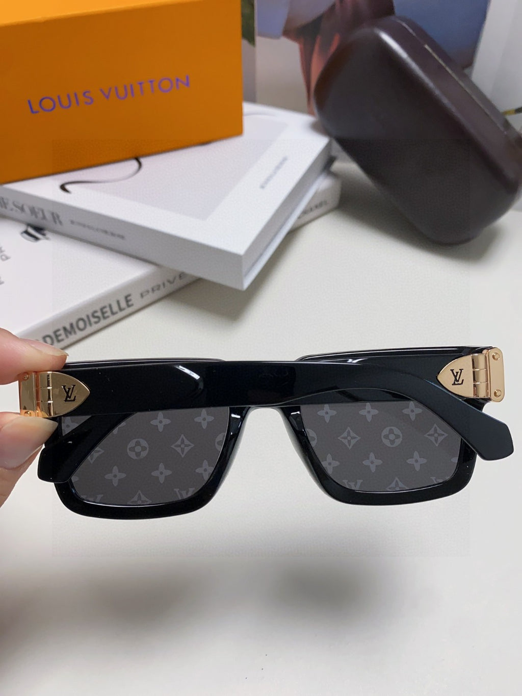 Louis Vuitton Fashion Gray Lens Sunglasses for Men & Women - 414907 - detail image 3