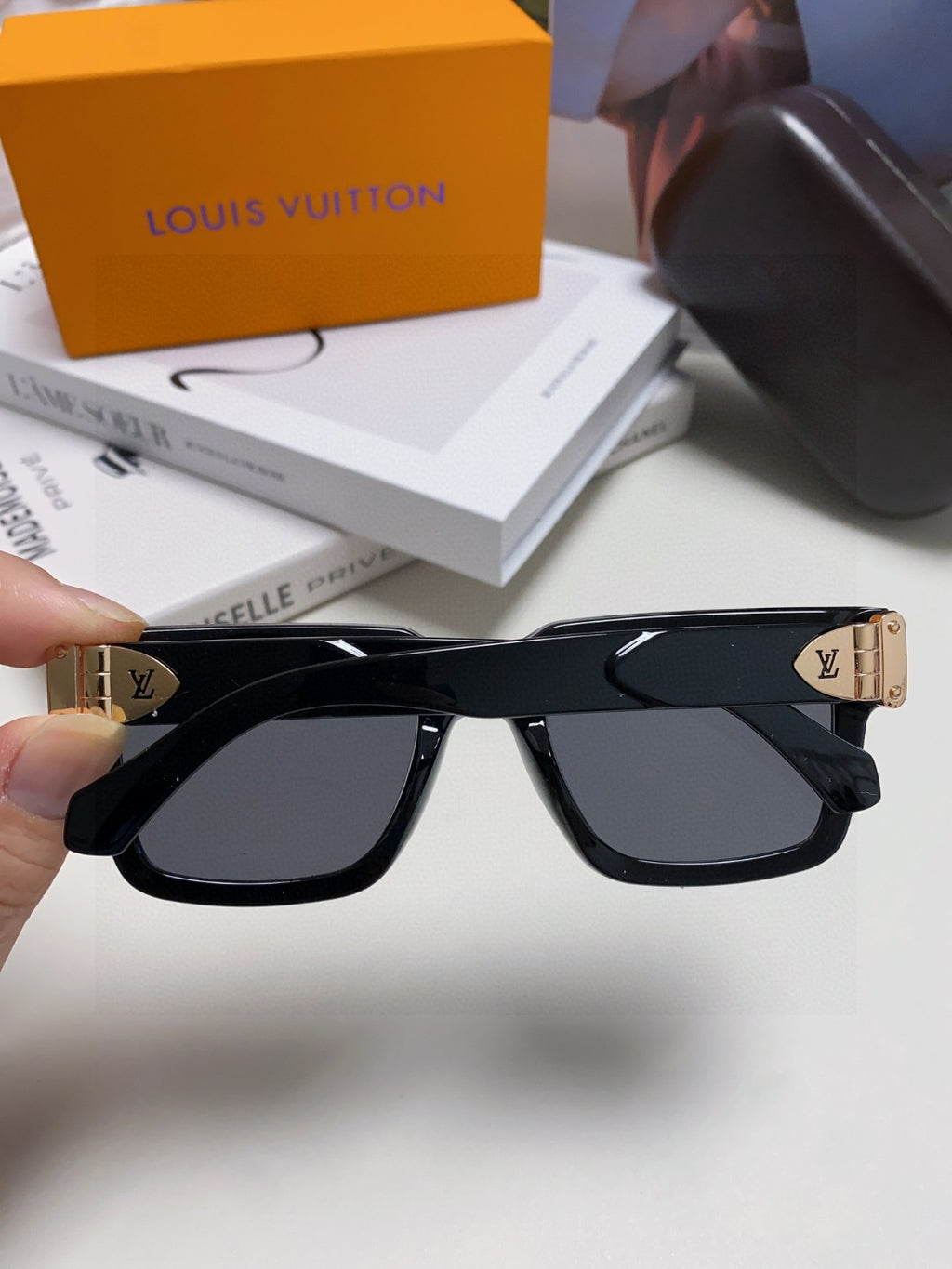Louis Vuitton Fashion Black Lens Sunglasses for Men & Women - 414909 - detail image 4
