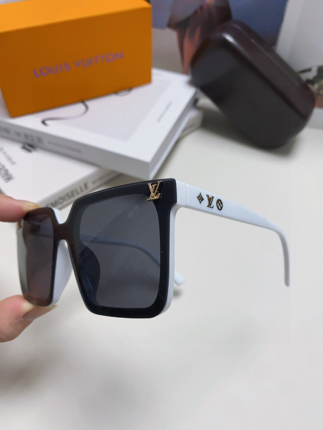 Louis Vuitton Fashion Black Lens Sunglasses for Men & Women - 448640 - detail image 5
