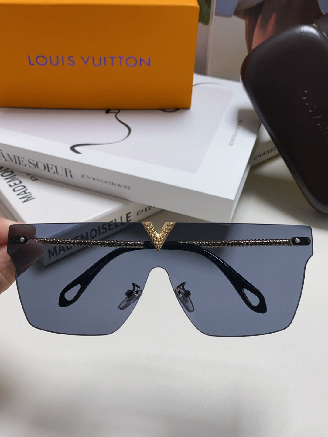 Louis Vuitton Fashion Blue Lens Sunglasses for Men & Women - 448643 - detail image 3