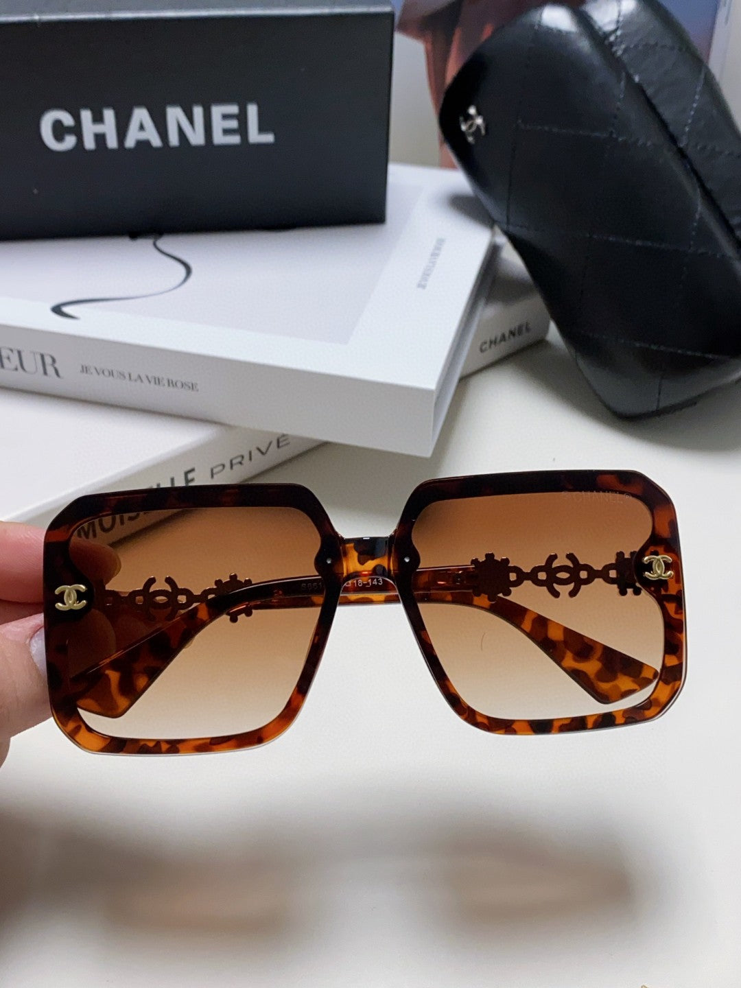 Chanel Polarized Fashion Red Lens Sunglasses for Men & Women - detail image 2