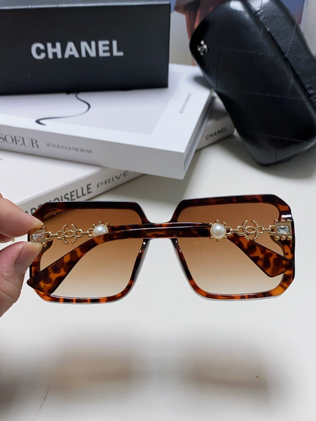 Chanel Polarized Fashion Red Lens Sunglasses for Men & Women - detail image 3