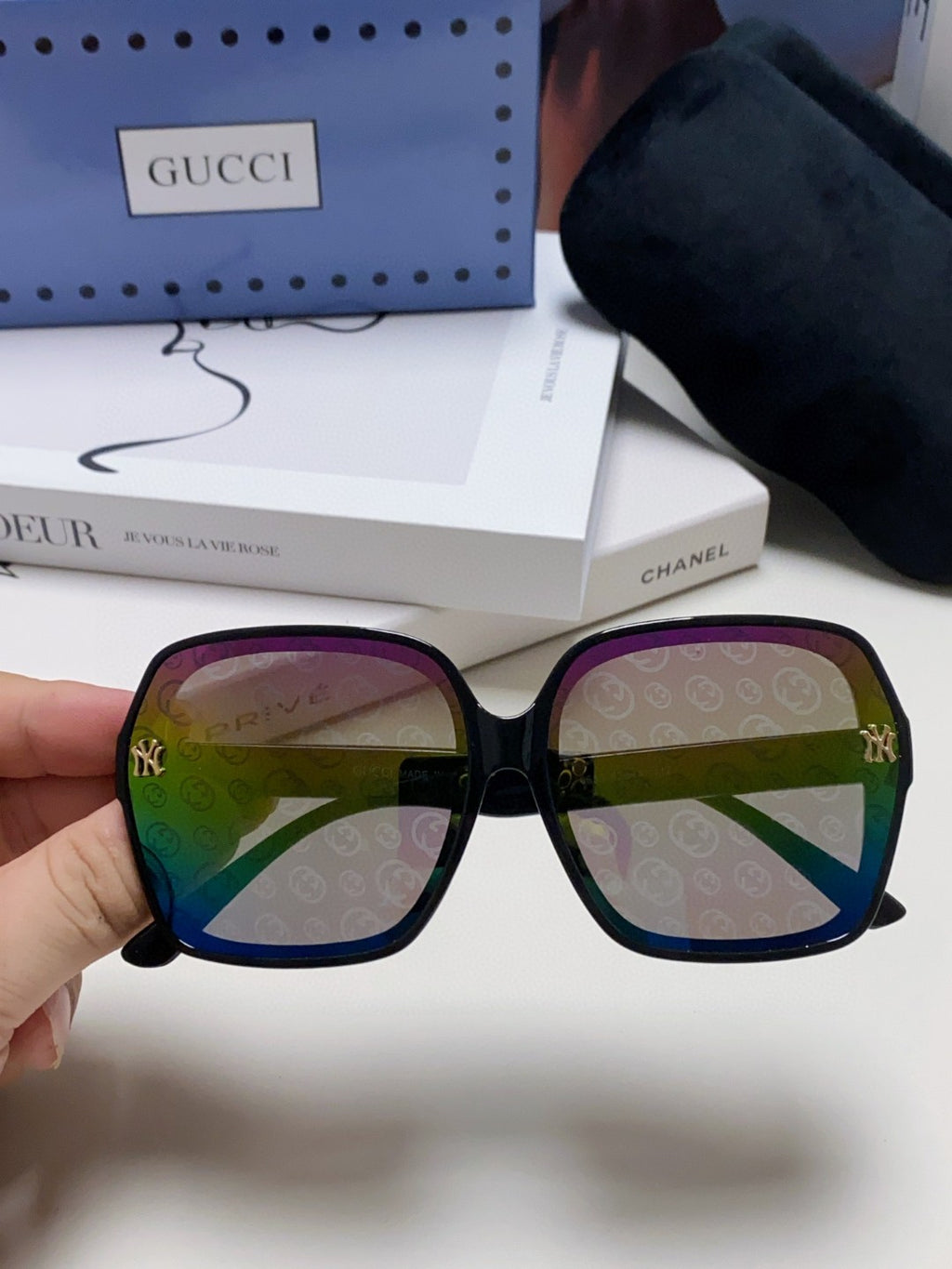 Gucci Polarized Fashion Blue Lens Sunglasses for Men & Women - detail image 4