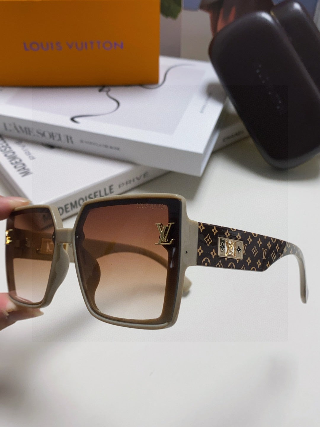 Louis Vuitton Polarized Oversized Gray Lens Sunglasses for Men & Wome - 371385 - detail image 5