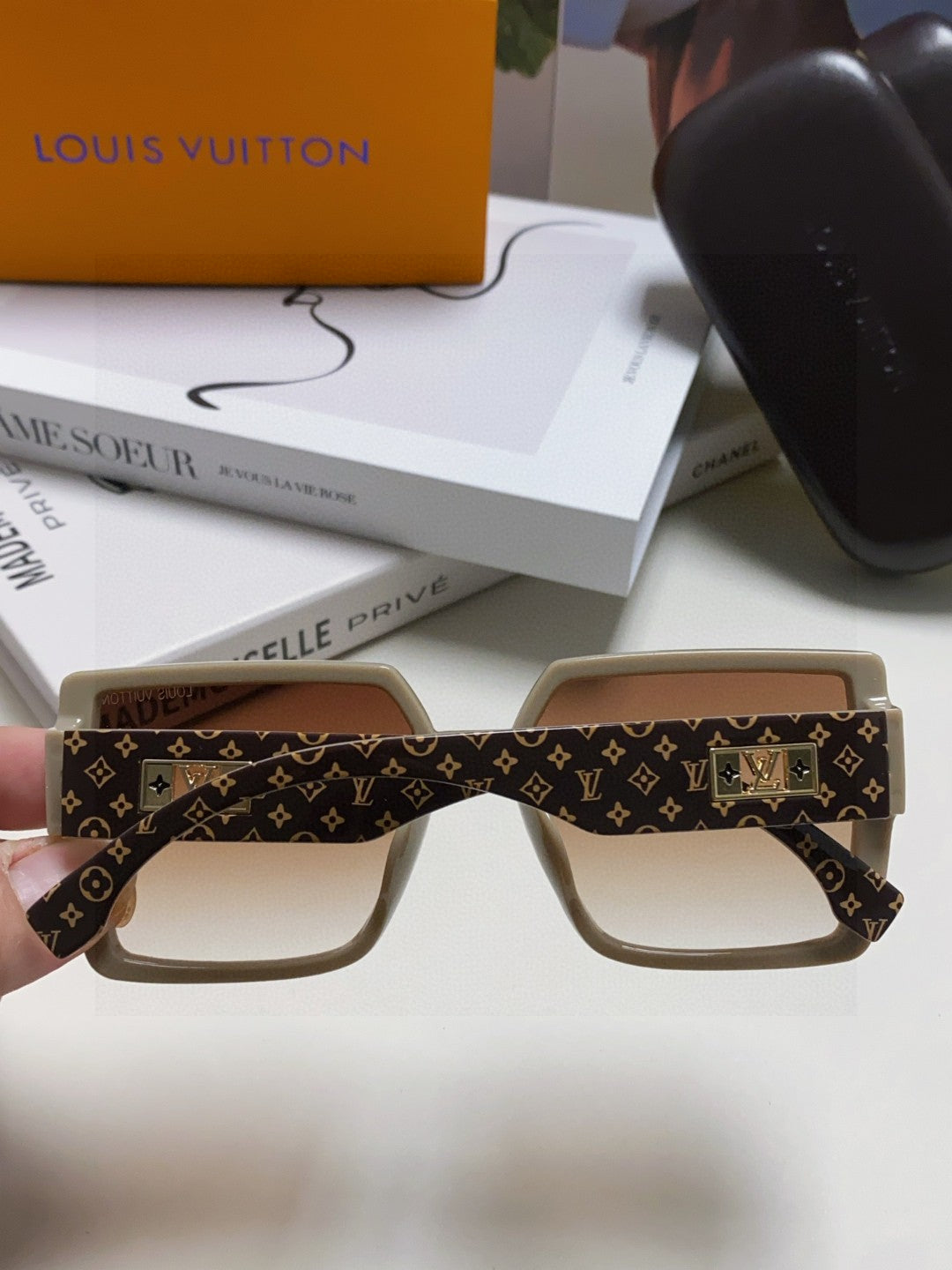 Louis Vuitton Polarized Oversized Gray Lens Sunglasses for Men & Wome - 371385 - detail image 4