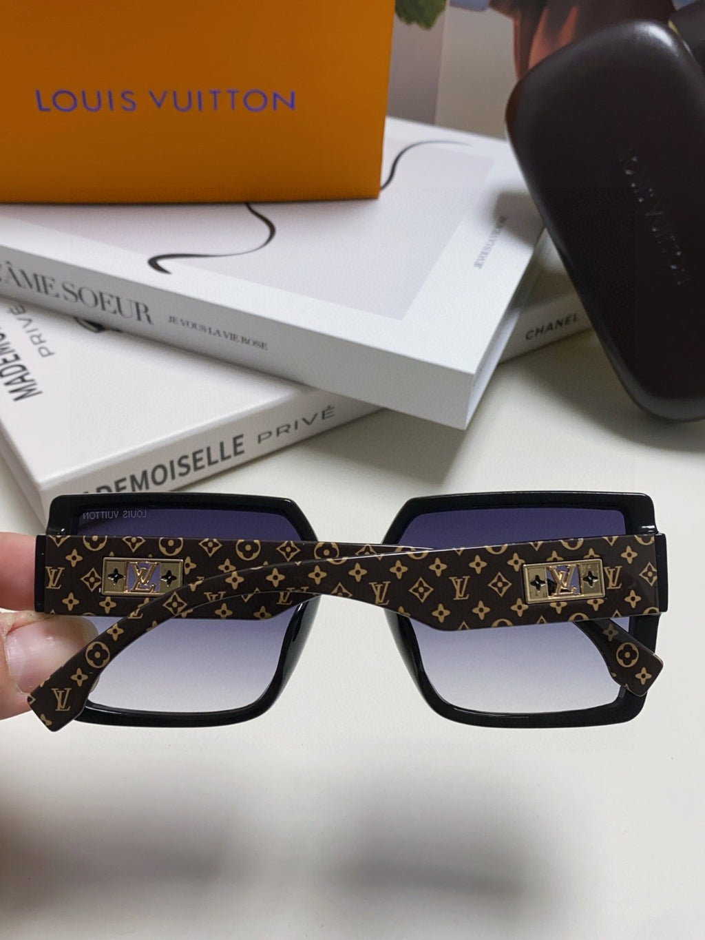 Louis Vuitton Polarized Oversized Gray Lens Sunglasses for Men & Wome - 933764 - detail image 4