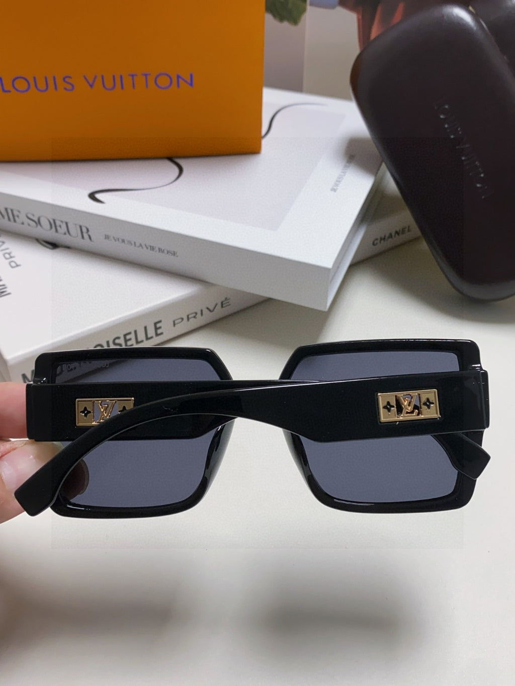 Louis Vuitton Polarized Oversized Blue Lens Sunglasses for Men & Wome - 933767 - detail image 4
