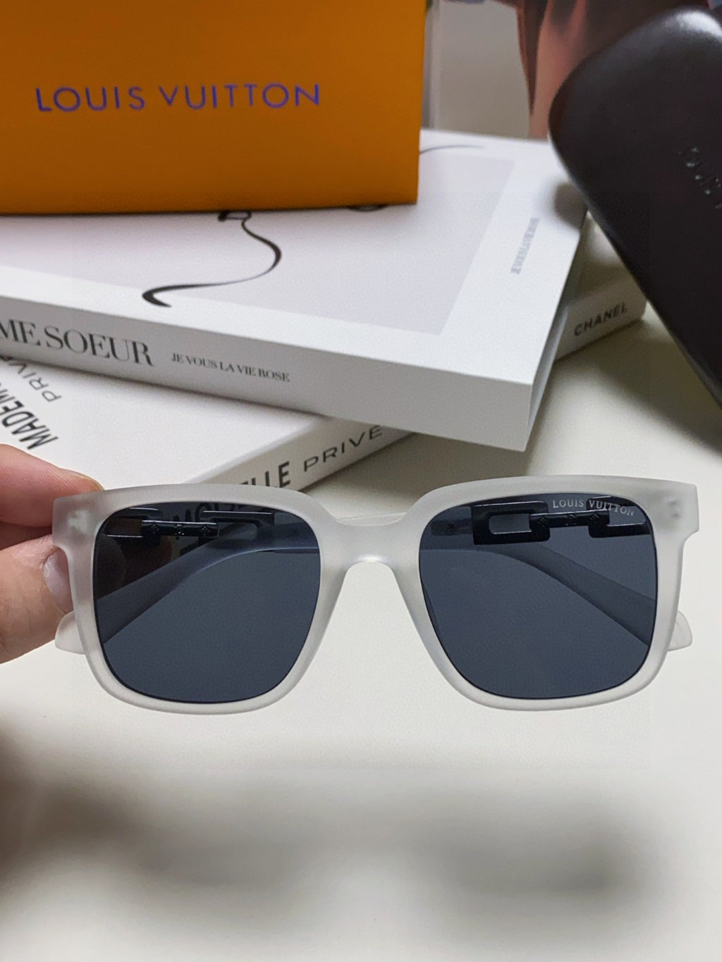 Louis Vuitton Square Blue Lens Sunglasses for Men & Women - 933771 - detail image 3