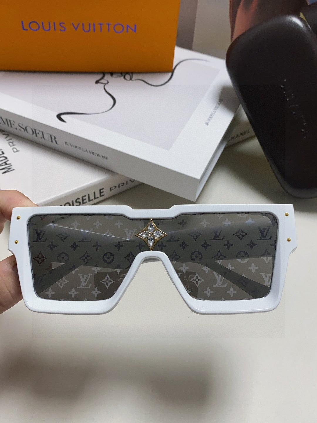 Louis Vuitton Square Gray Lens Sunglasses for Men & Women - 933773 - detail image 3