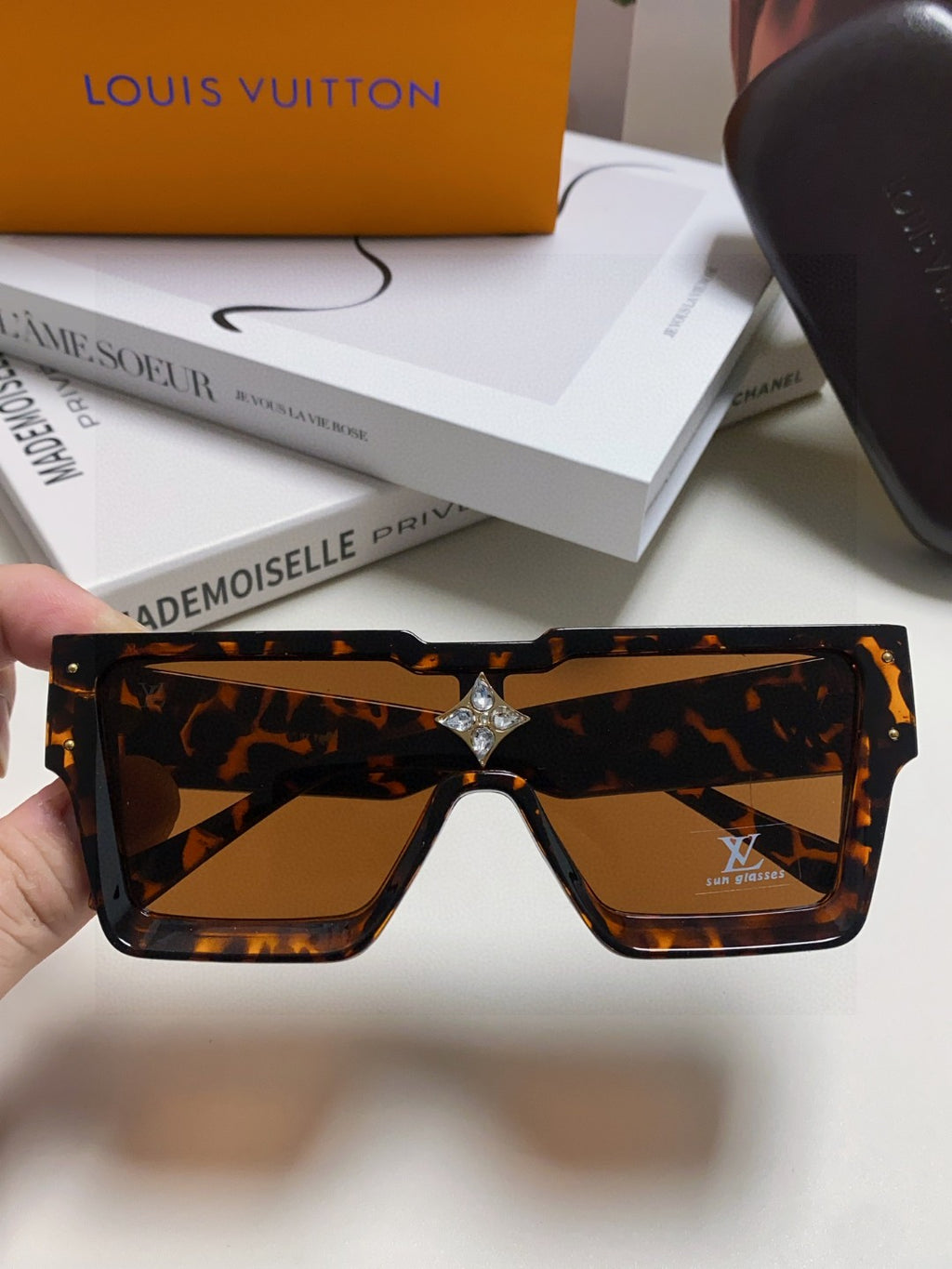 Louis Vuitton Square Black Lens Sunglasses for Men & Women - 933774 - detail image 3