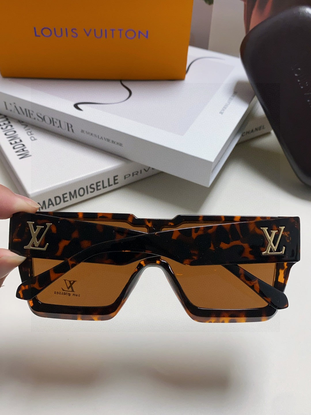 Louis Vuitton Square Black Lens Sunglasses for Men & Women - 933774 - detail image 4