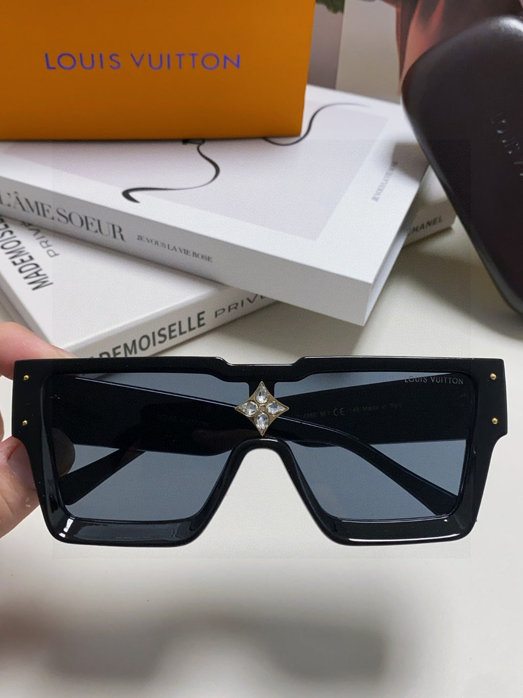 Louis Vuitton Square Black Lens Sunglasses for Men & Women - 933776 - detail image 3