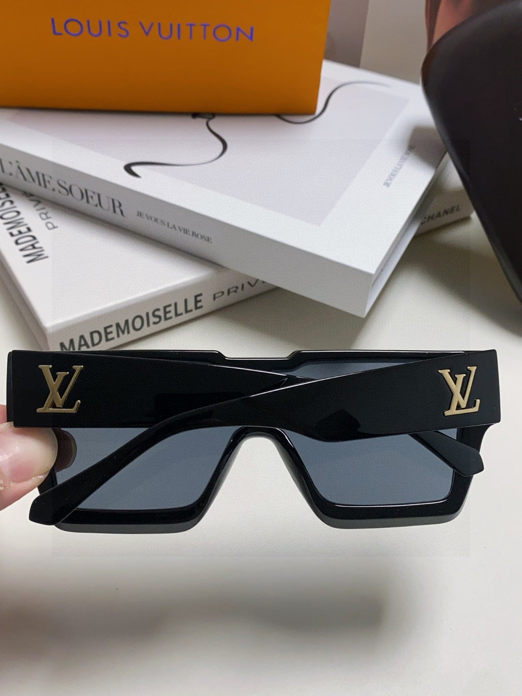 Louis Vuitton Square Black Lens Sunglasses for Men & Women - 933776 - detail image 4