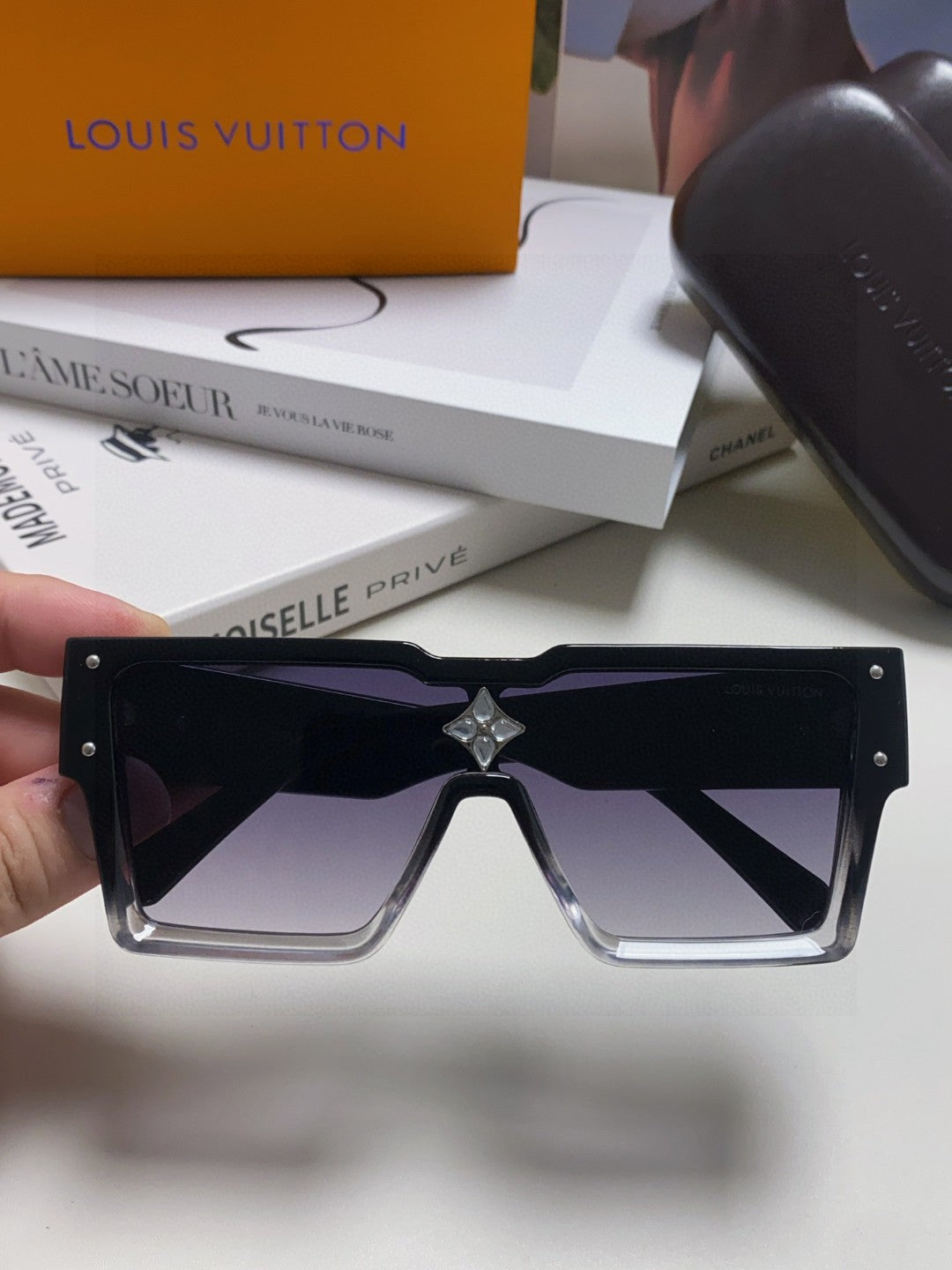 Louis Vuitton Square Black Lens Sunglasses for Men & Women - 371399 - detail image 3