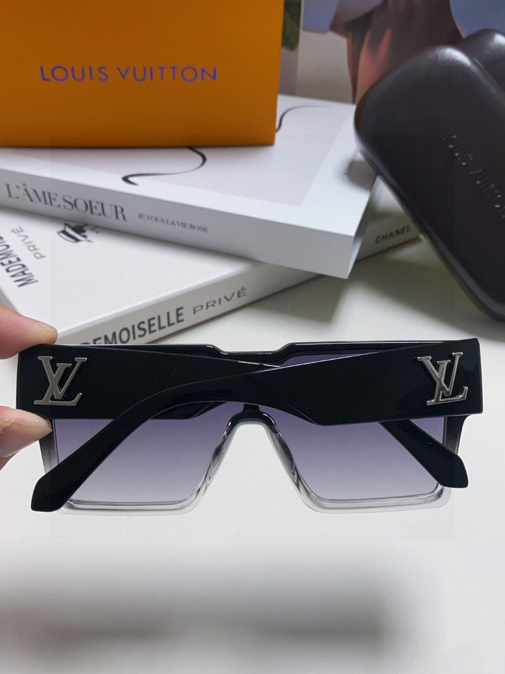 Louis Vuitton Square Black Lens Sunglasses for Men & Women - 933777 - detail image 4