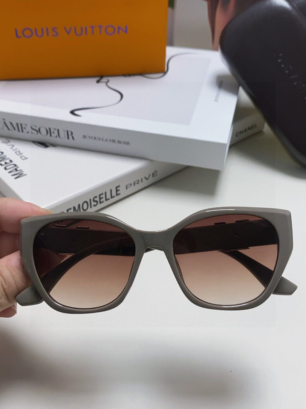 Louis Vuitton Acetate Fashion Gray Lens Sunglasses for Women - 398166 - detail image 3