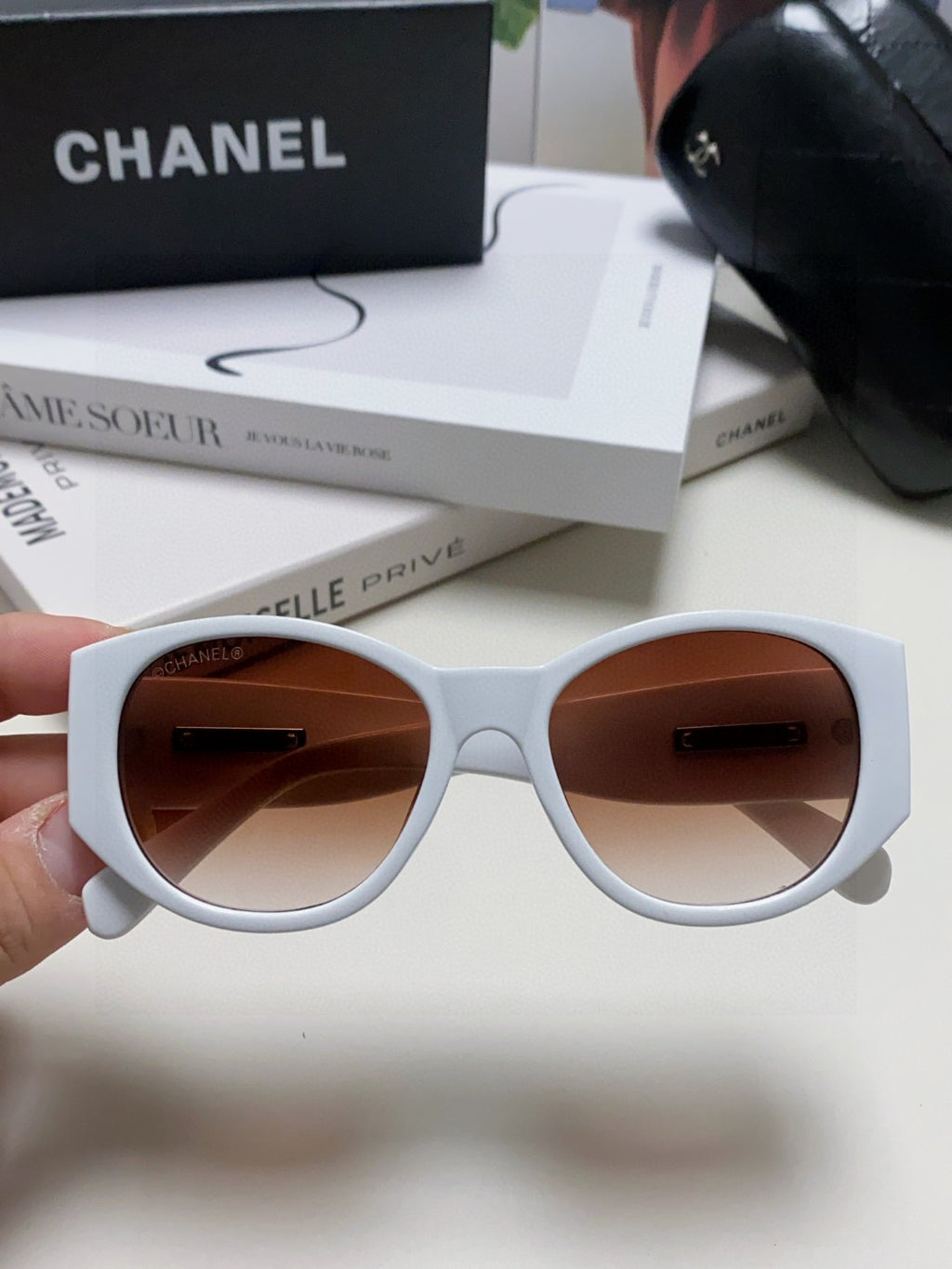 Chanel Polarized Cat-Eye Gray Lens Sunglasses for Women - 866976 - detail image 3