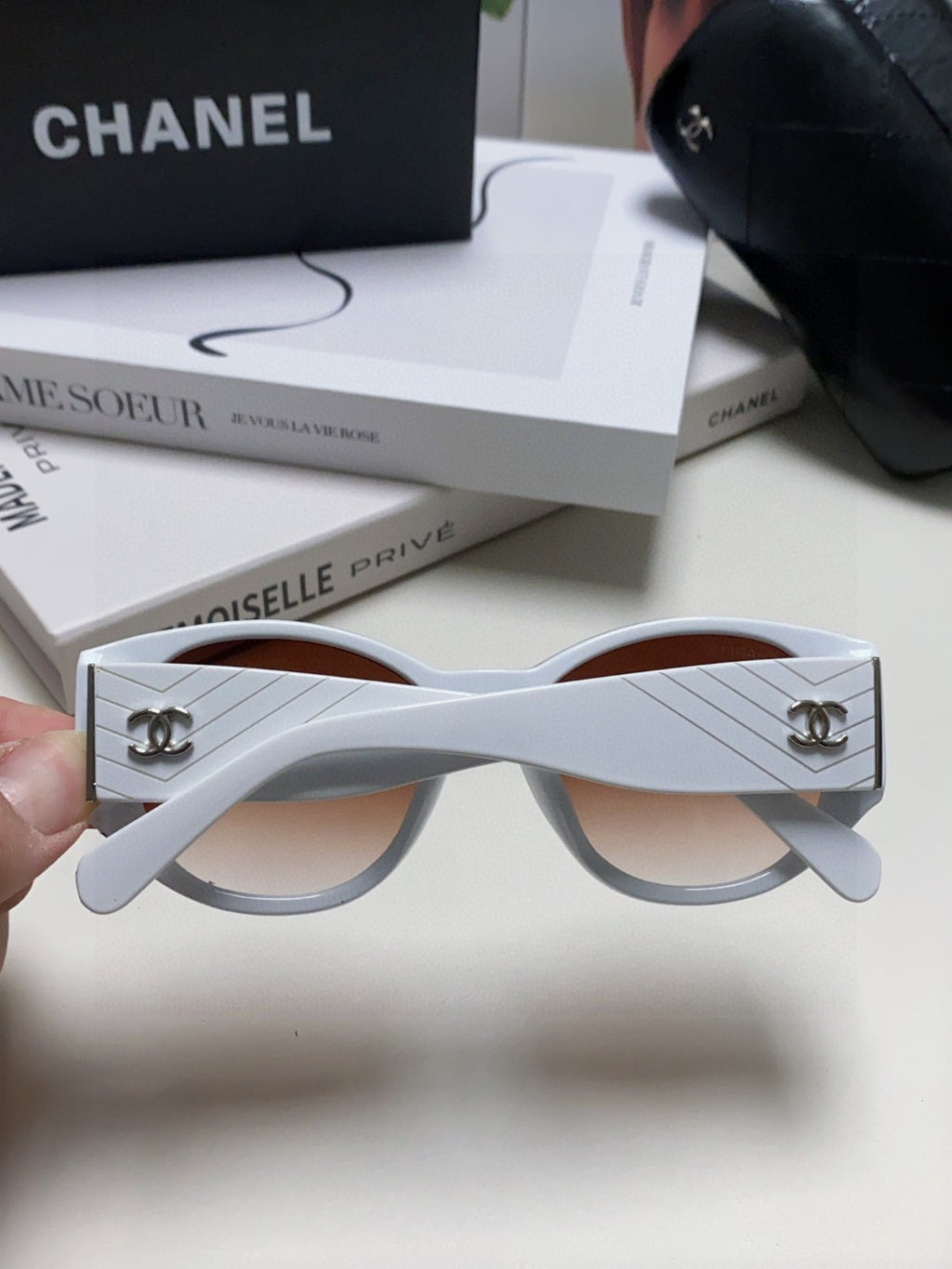 Chanel Polarized Cat-Eye Gray Lens Sunglasses for Women - 866976 - detail image 4