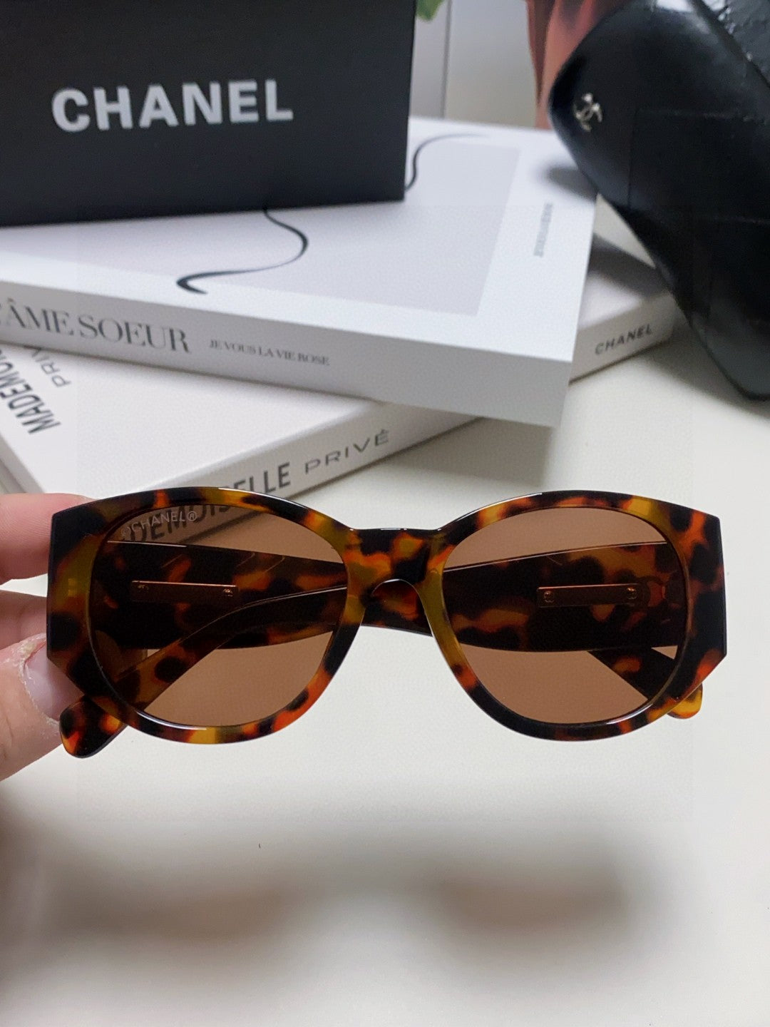 Chanel Polarized Cat-Eye Red Lens Sunglasses for Women - 866977 - detail image 3