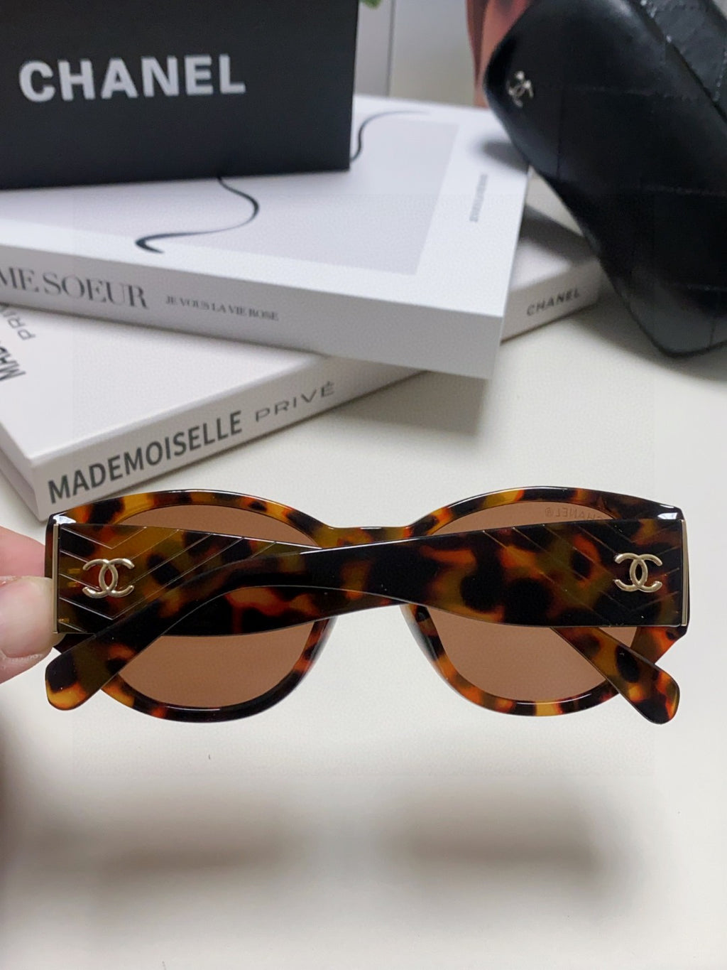 Chanel Polarized Cat-Eye Red Lens Sunglasses for Women - 866977 - detail image 4