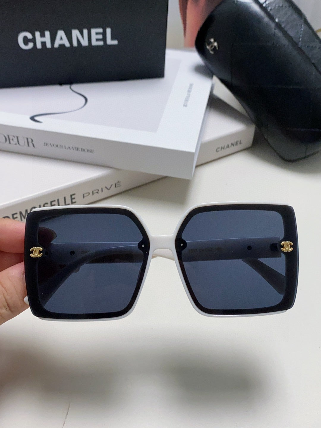 Chanel Polarized Fashion Black Lens Sunglasses for Men & Women - 867081 - detail image 2