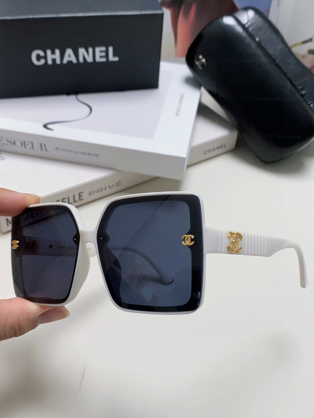 Chanel Polarized Fashion Black Lens Sunglasses for Men & Women - 867081 - detail image 4