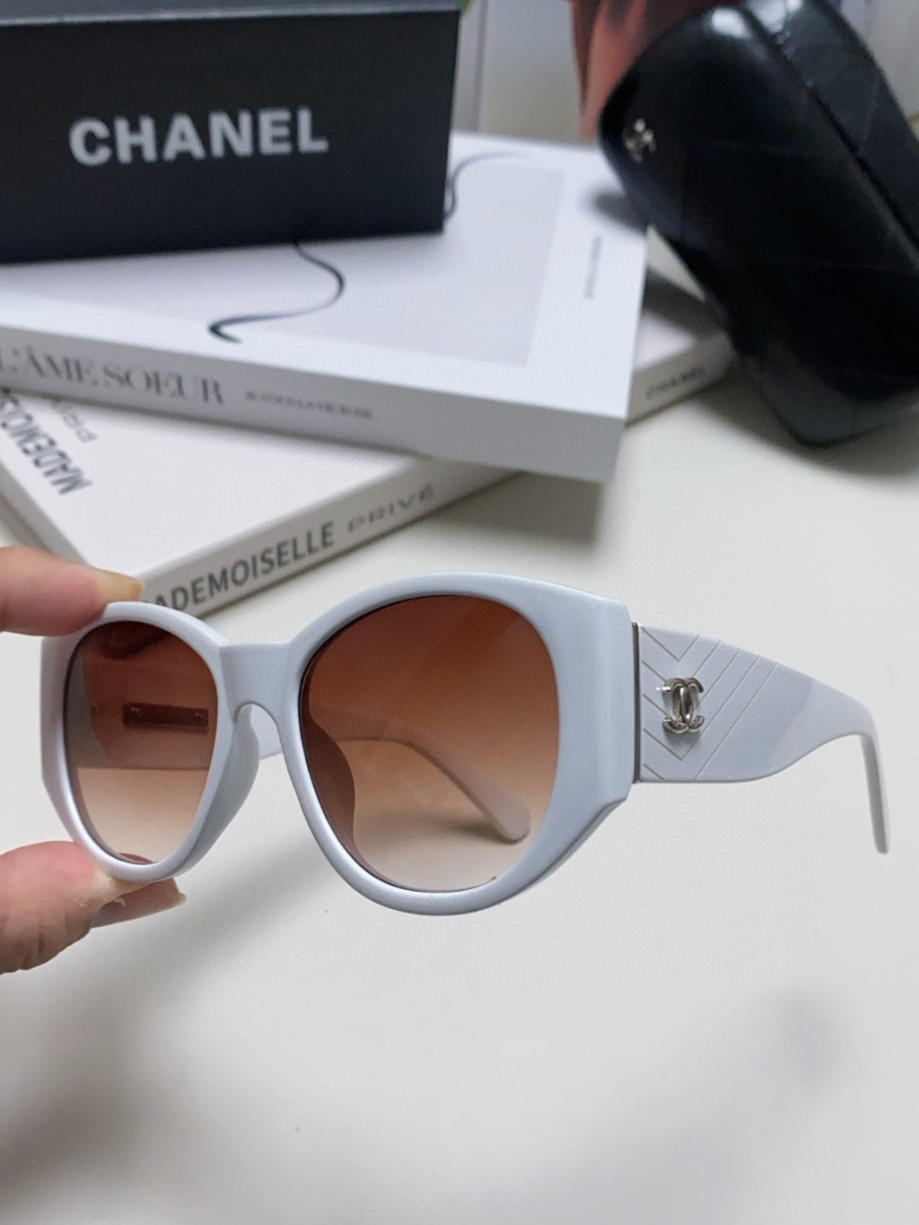 Chanel Polarized Cat-Eye Gray Lens Sunglasses for Women - detail image 5