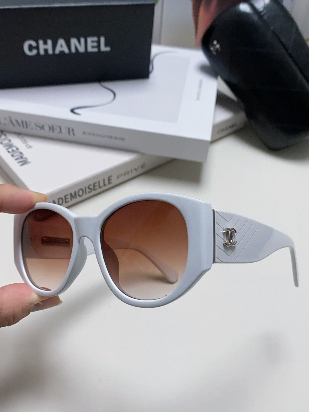 Chanel Polarized Cat-Eye Gray Lens Sunglasses for Women - detail image 5