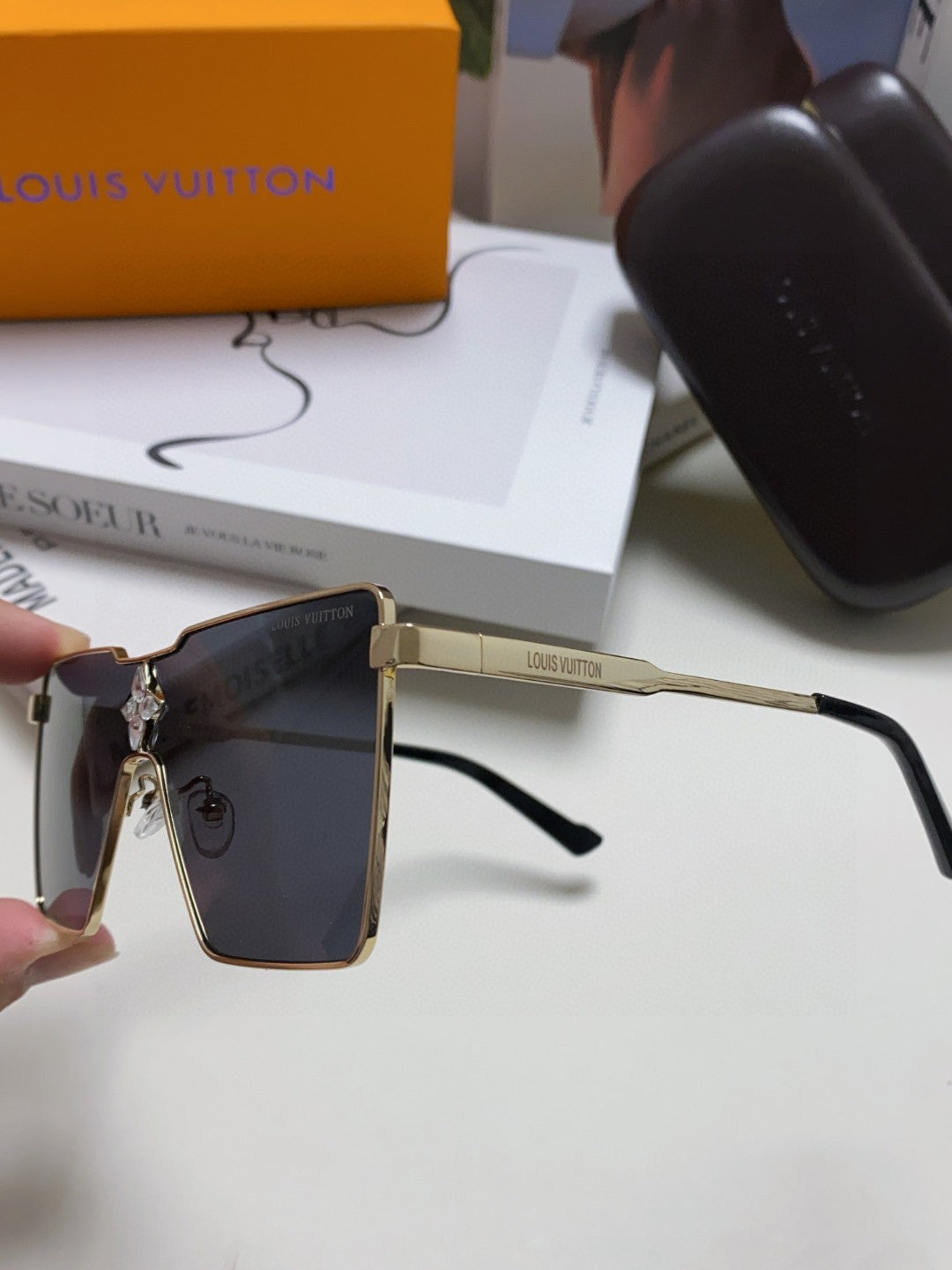 Louis Vuitton Z1700U Metal Fashion Black Lens Sunglasses for Men & Women - detail image 7