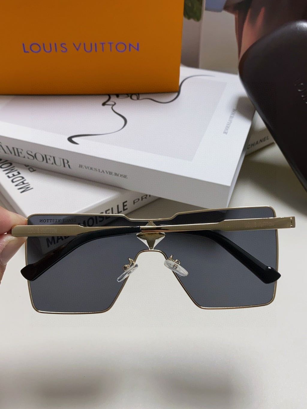 Louis Vuitton Z1700U Metal Fashion Black Lens Sunglasses for Men & Women - detail image 6