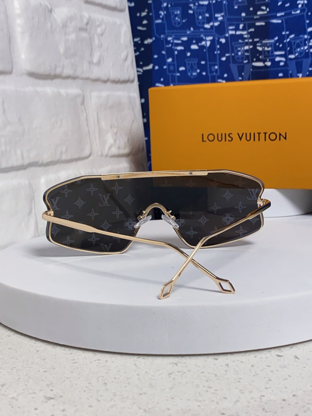 Louis Vuitton Lightweight Rimless Gray Lens Sunglasses for Men & Women - detail image 3