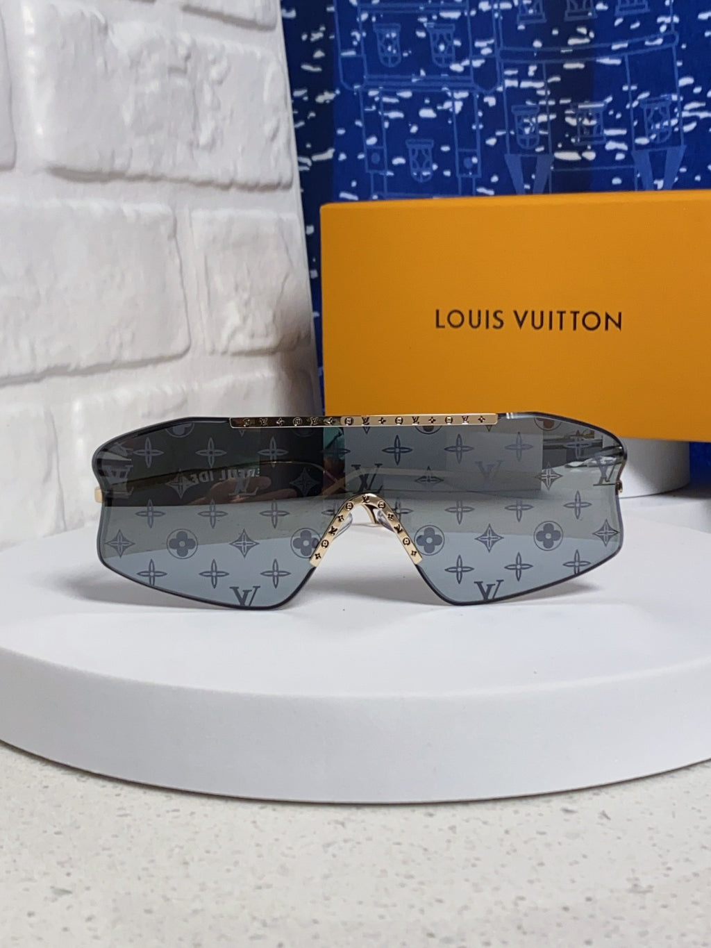 Louis Vuitton Lightweight Rimless Gray Lens Sunglasses for Men & Women - detail image 2