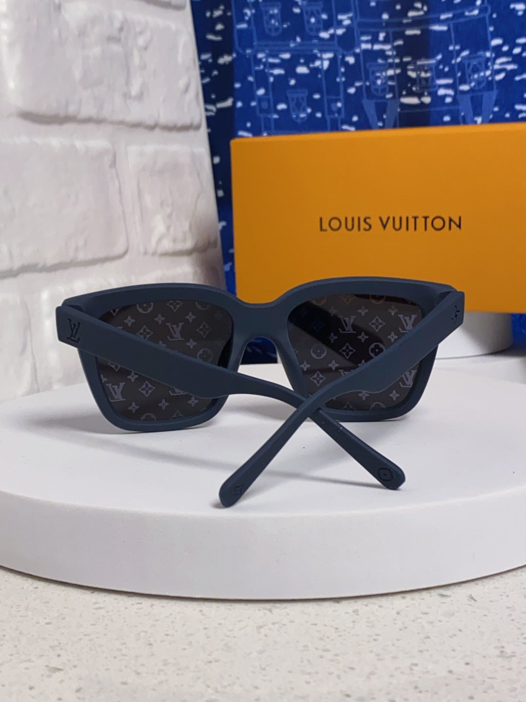 Louis Vuitton Square Blue Lens Sunglasses for Men & Women - detail image 3