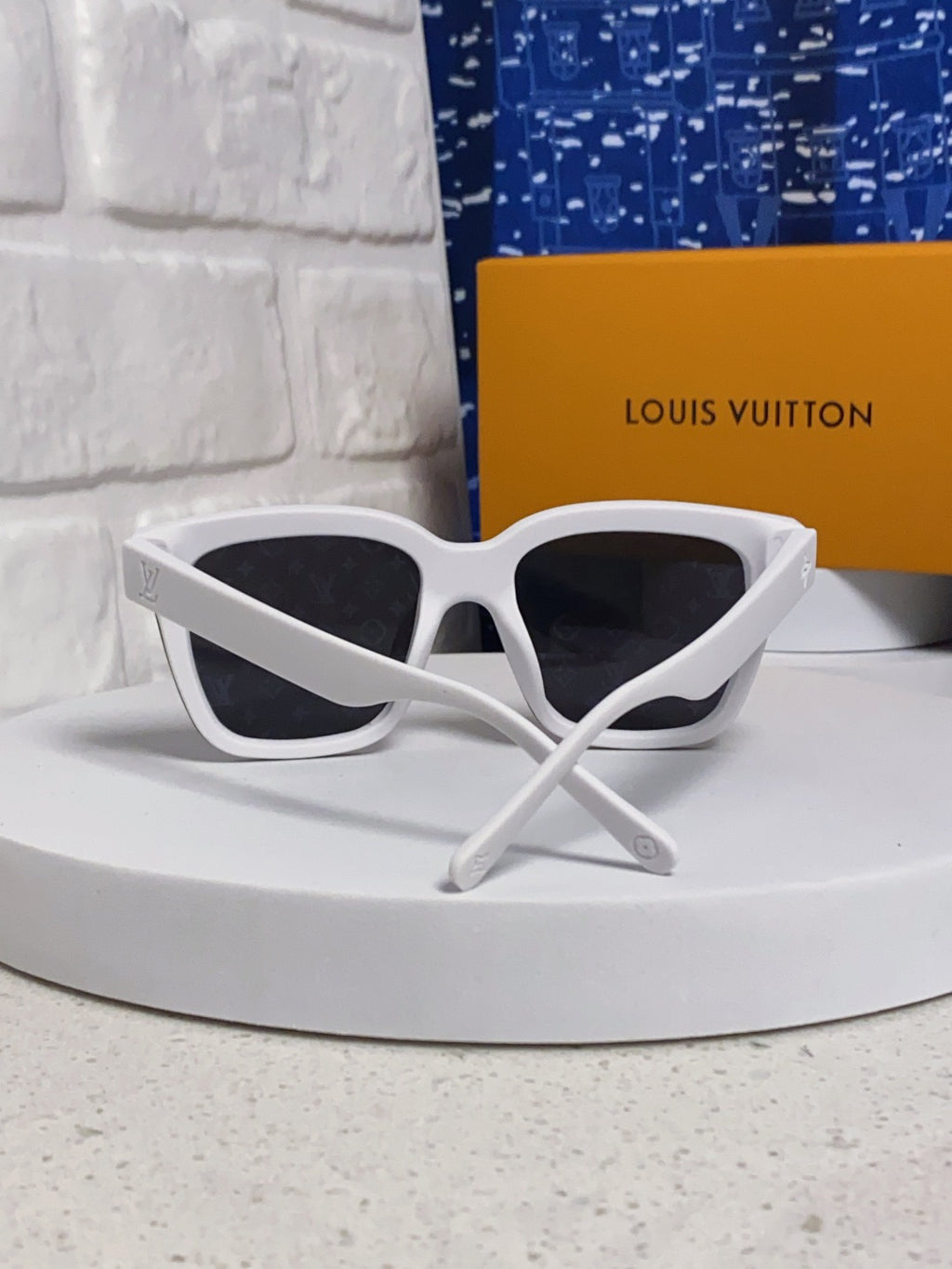 Louis Vuitton Square Gray Lens Sunglasses for Men & Women - 493058 - detail image 3