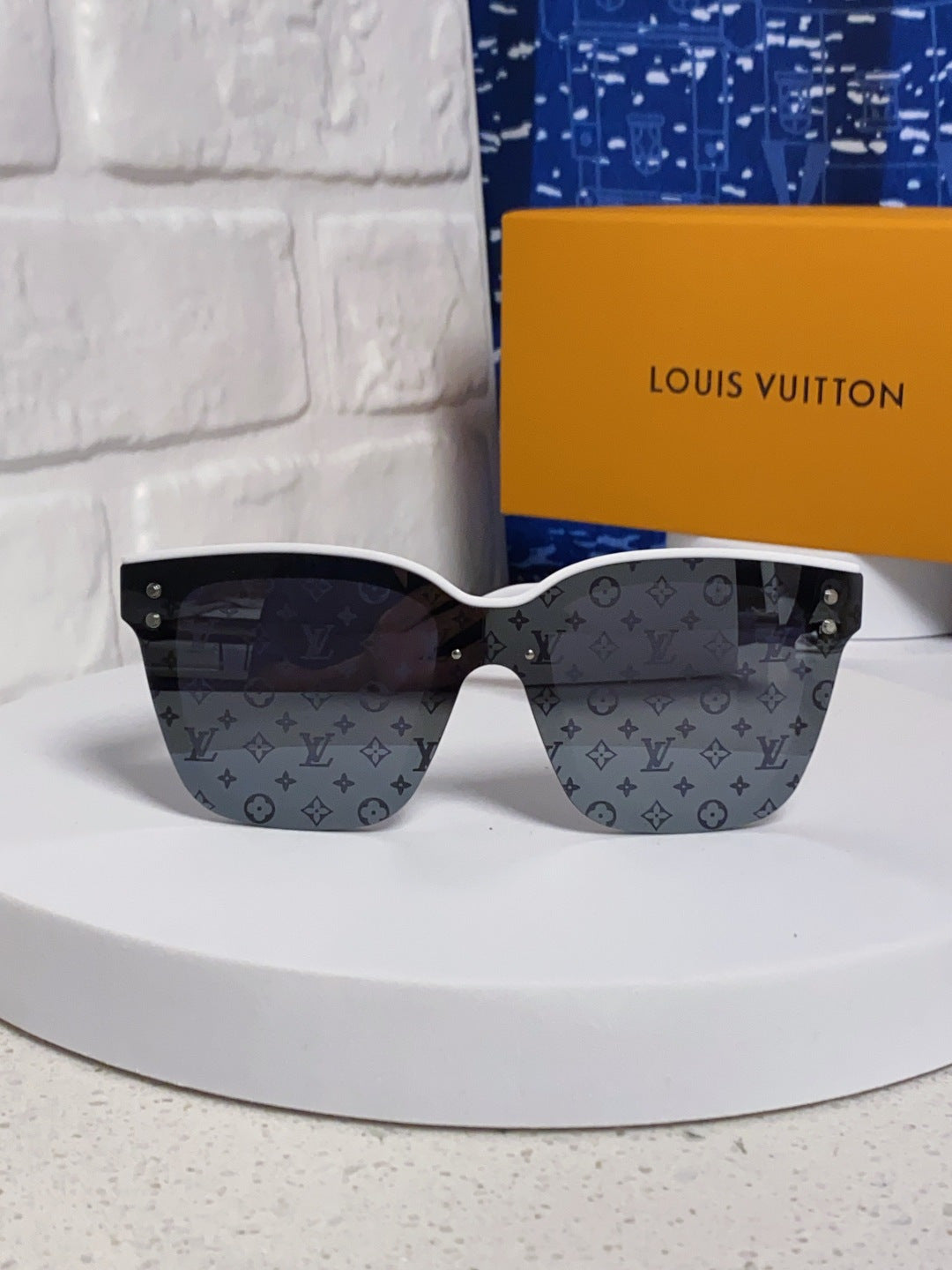 Louis Vuitton Square Gray Lens Sunglasses for Men & Women - 997388 - detail image 2