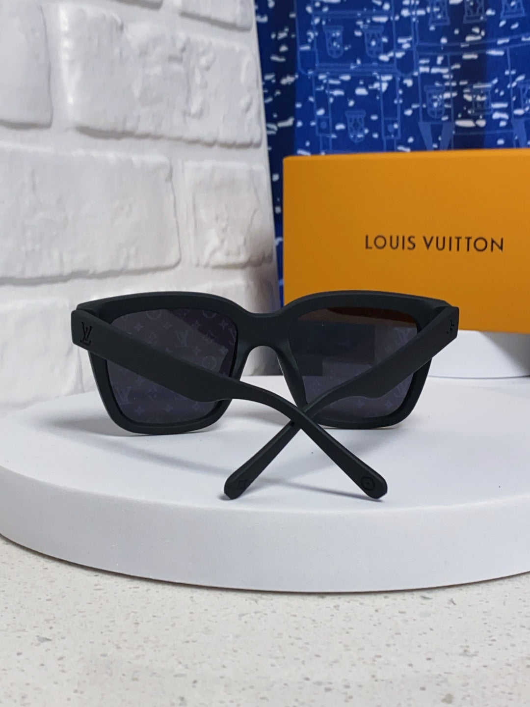 Louis Vuitton Square Gray Lens Sunglasses for Men & Women - 997389 - detail image 3