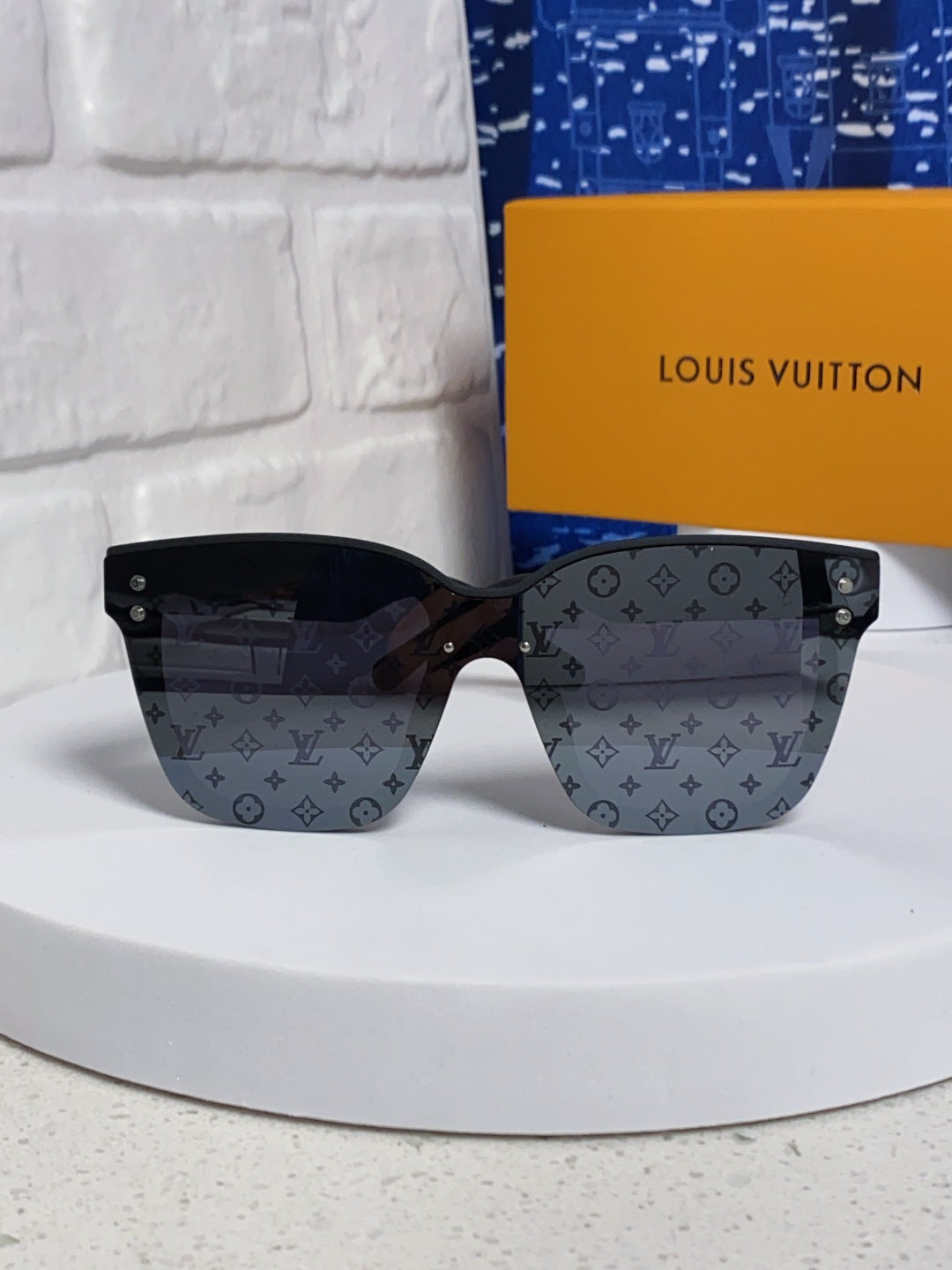 Louis Vuitton Square Gray Lens Sunglasses for Men & Women - 997389 - detail image 2
