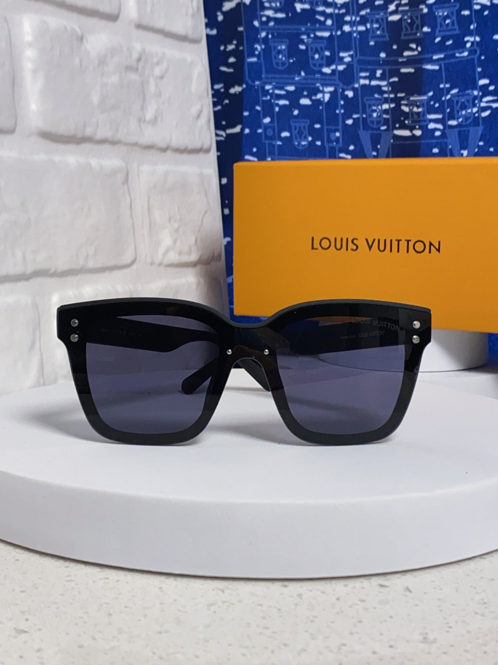 Louis Vuitton Square Gray Lens Sunglasses for Men & Women - 997390 - detail image 2