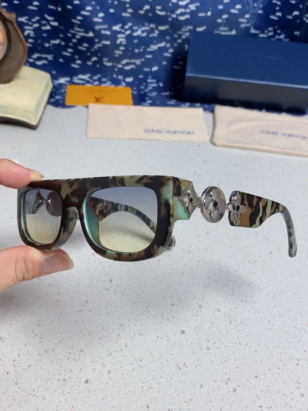 Louis Vuitton Square Silver Lens Sunglasses for Men & Women - 431112 - detail image 5