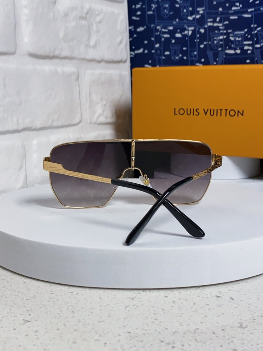 Louis Vuitton Square Gray Lens Sunglasses for Men & Women - detail image 3