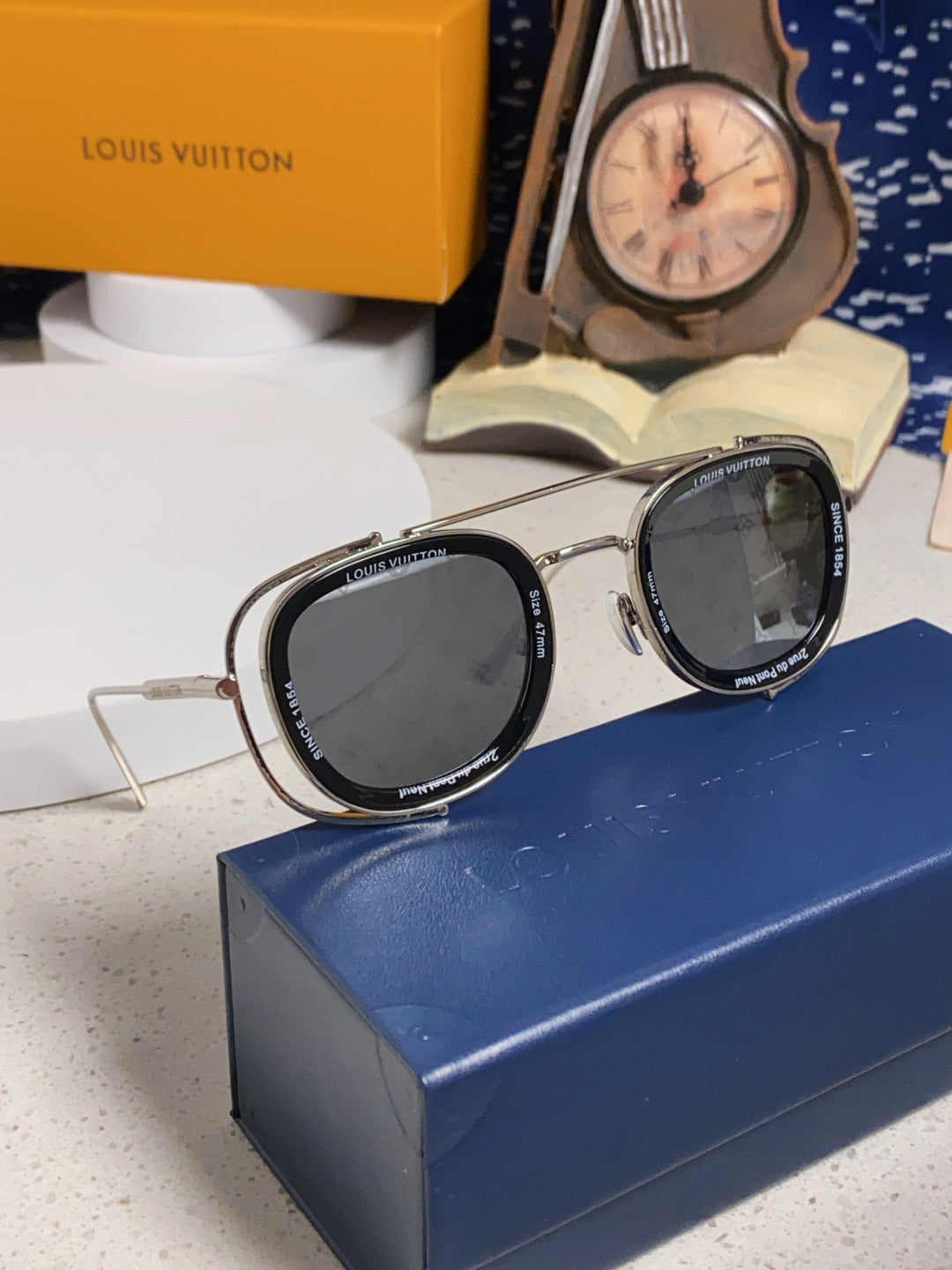 Louis Vuitton Round Gray Lens Sunglasses for Men & Women - detail image 10