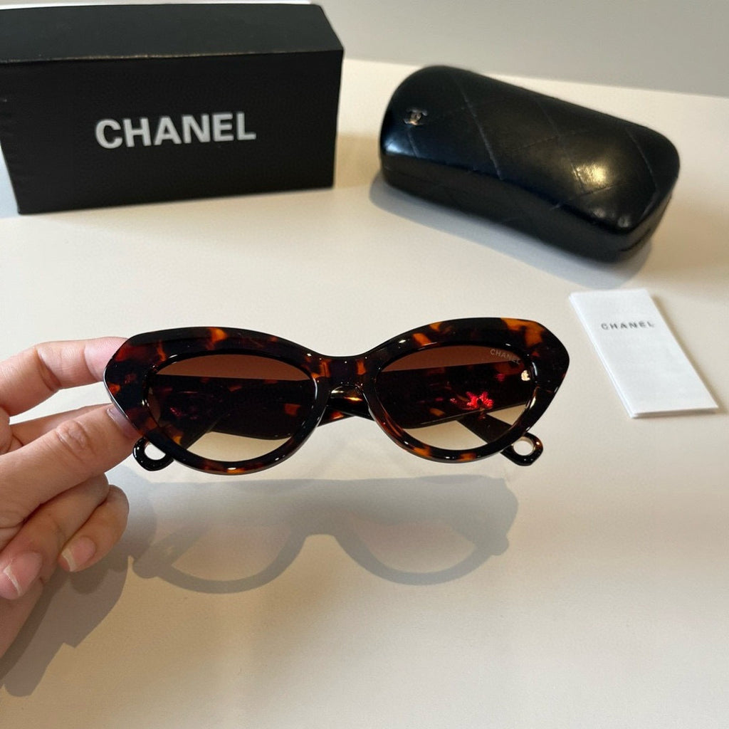 Chanel Fashion Black Lens Sunglasses for Men & Women - 431602 - detail image 4