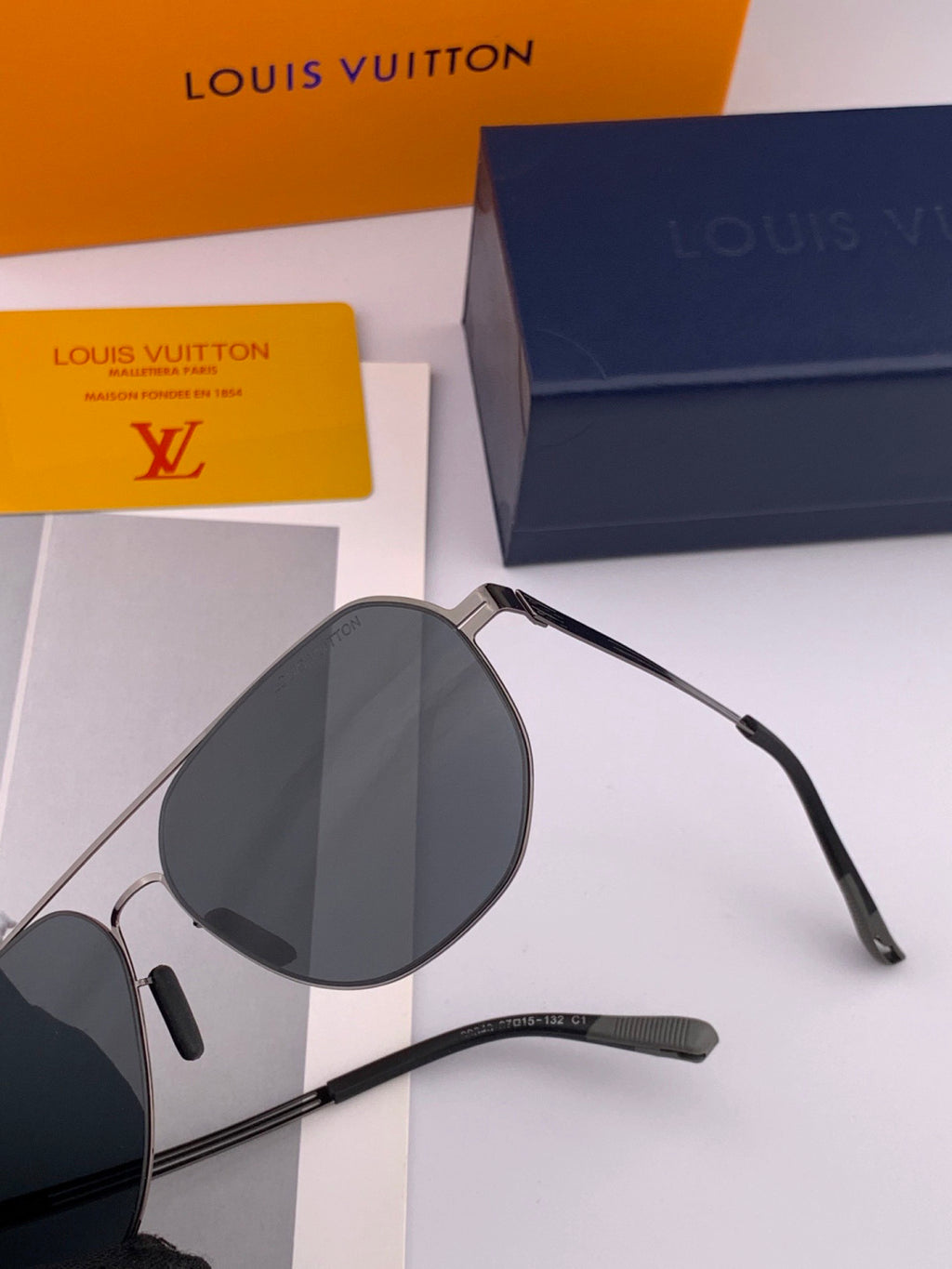 Louis Vuitton L08904 Fashion Black Lens Sunglasses for Men & Women - detail image 3