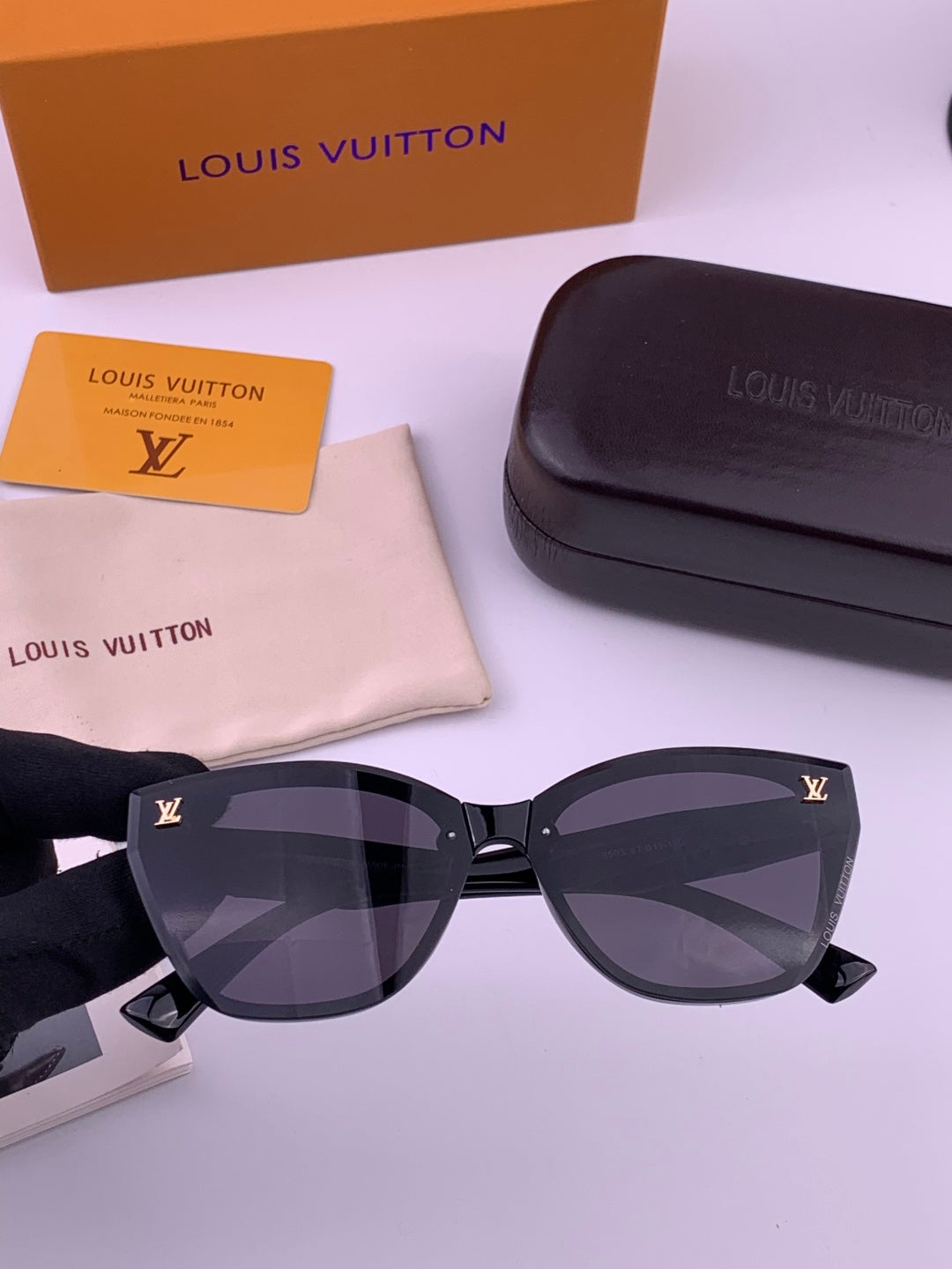 Louis Vuitton Fashion Gold Lens Sunglasses for Men & Women - 997367