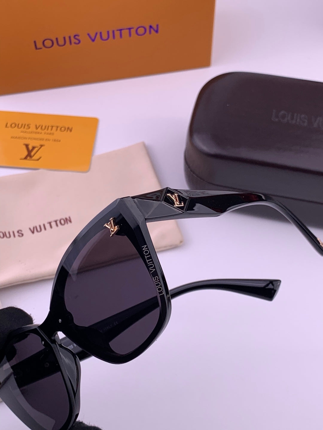 Louis Vuitton Fashion Gold Lens Sunglasses for Men & Women - 997367 - detail image 5