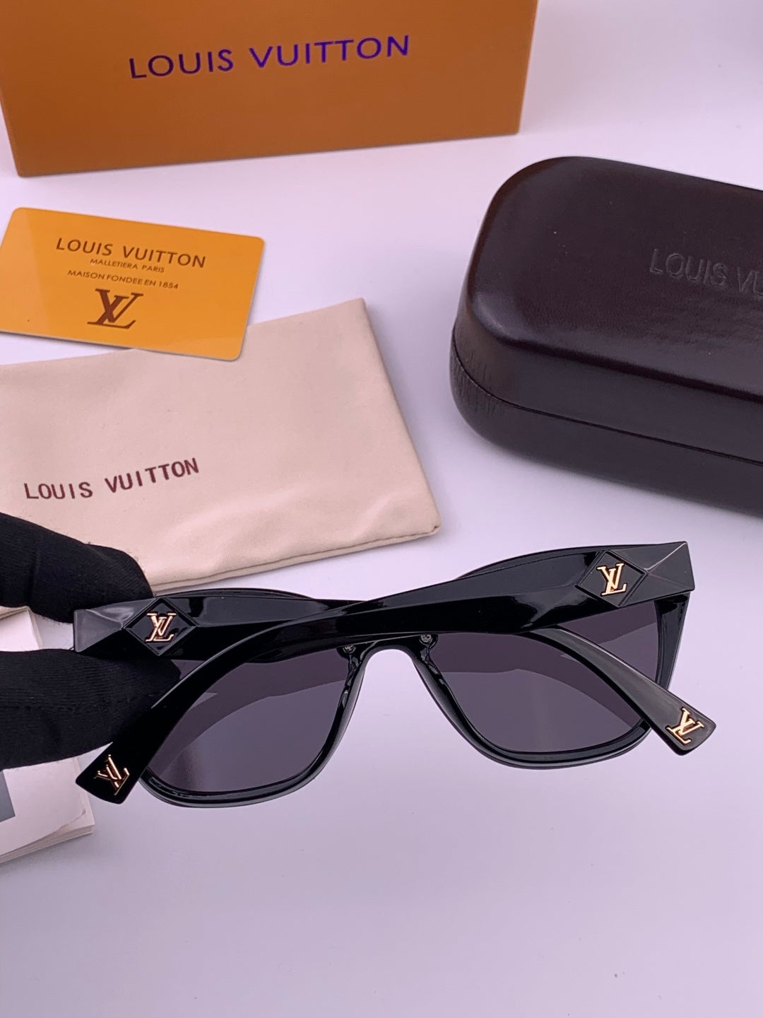 Louis Vuitton Fashion Gold Lens Sunglasses for Men & Women - 997367 - detail image 4