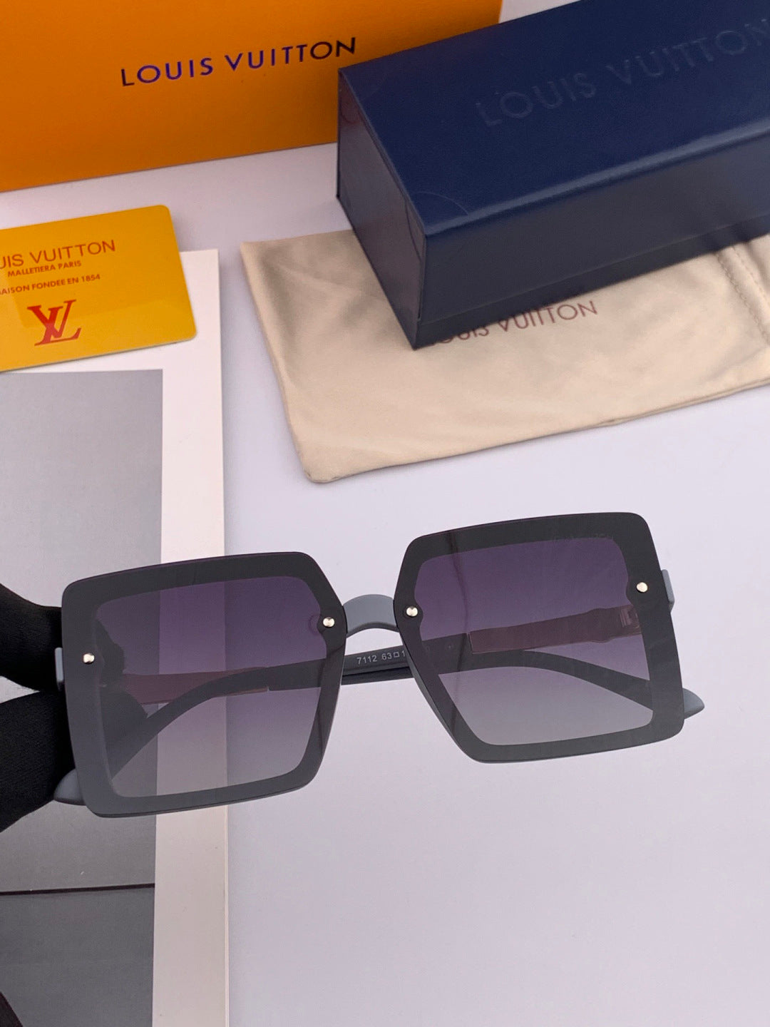 Louis Vuitton L2711 Polarized Square Red Lens Sunglasses for Men & Wo - 997440 - detail image 2