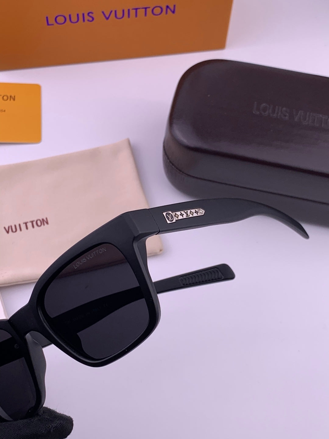Louis Vuitton Fashion Black Lens Sunglasses for Men & Women - 997443 - detail image 5