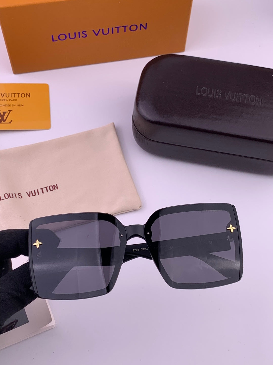 Louis Vuitton Fashion Gold Lens Sunglasses for Men & Women - 997442 - detail image 3