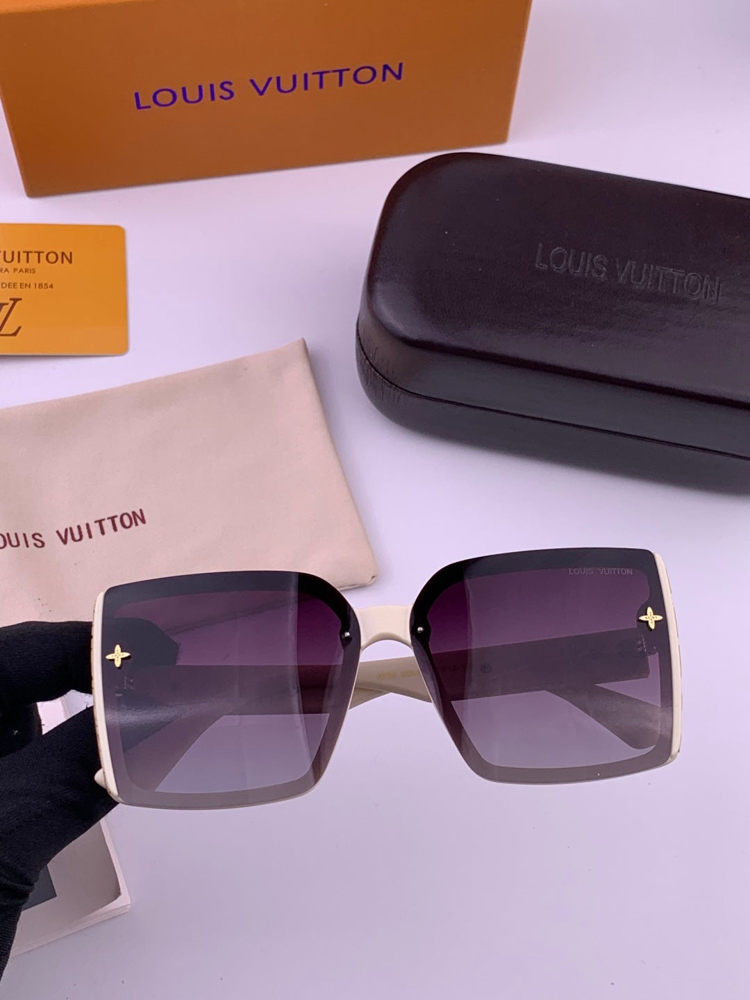 Louis Vuitton Fashion Gold Lens Sunglasses for Men & Women - 997442